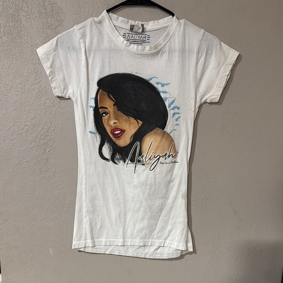 Tops - Aaliyah White women’s Graphic Tee size medium